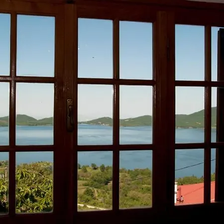 To Balkoni Tis Limnis Plastira *